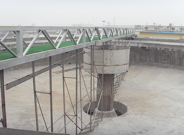 博宇環(huán)保-全橋式周邊傳動刮泥機.jpg
